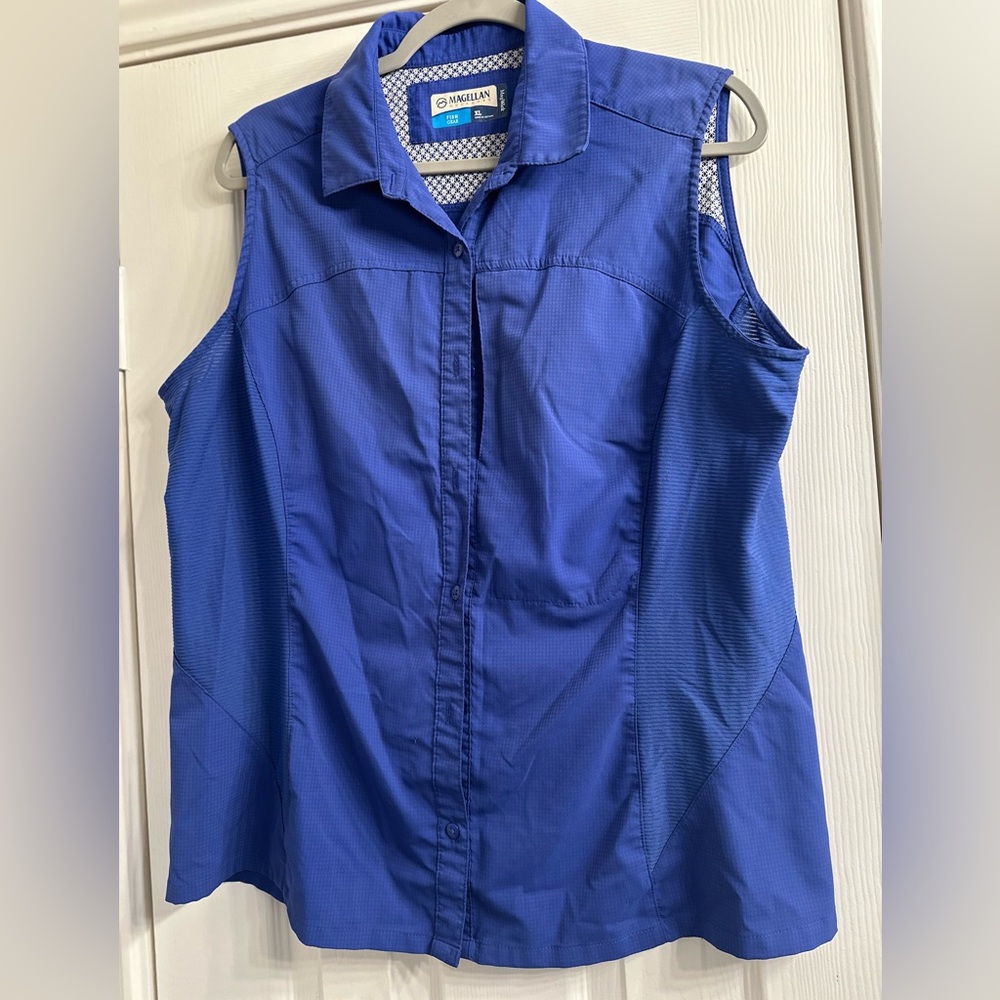 Magellan Outdoors Blue Sleeveless Button Down Shirt